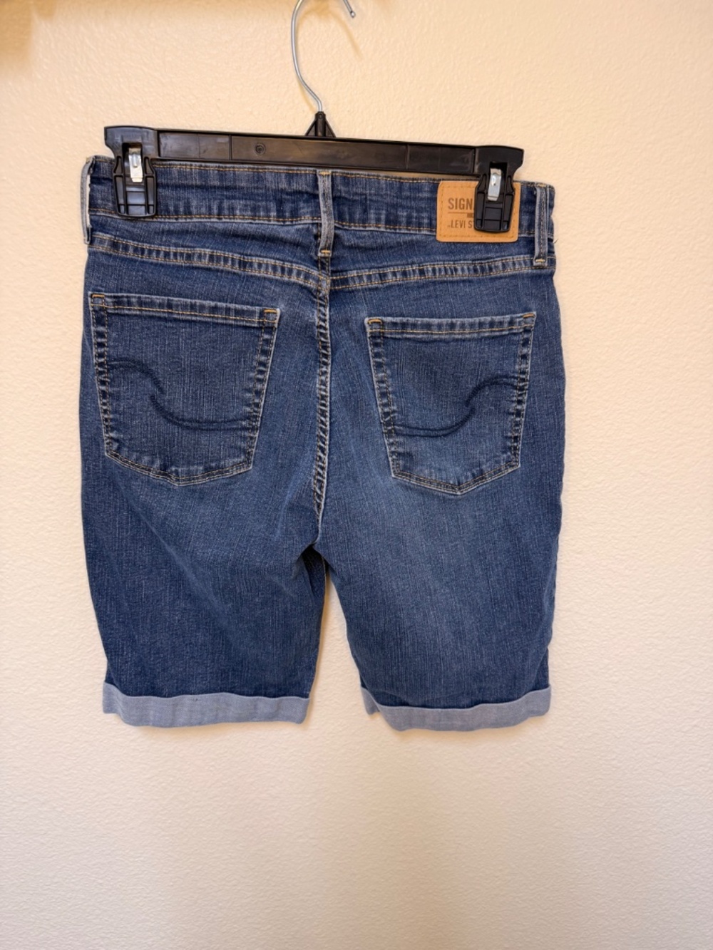 Levi's Signature Bermuda Denim Shorts Women's Size 4‎ Stretch Mid Rise Cuffed - Picture 3 of 8